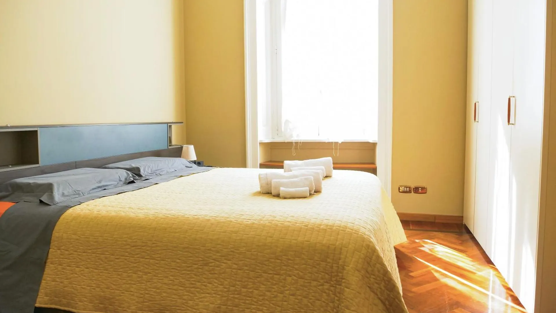 Wonderful Downtown Apartment-Hd Netflix, King-Size Bed, Two Minutes' Walk From Metro Milan 0*,  Italy