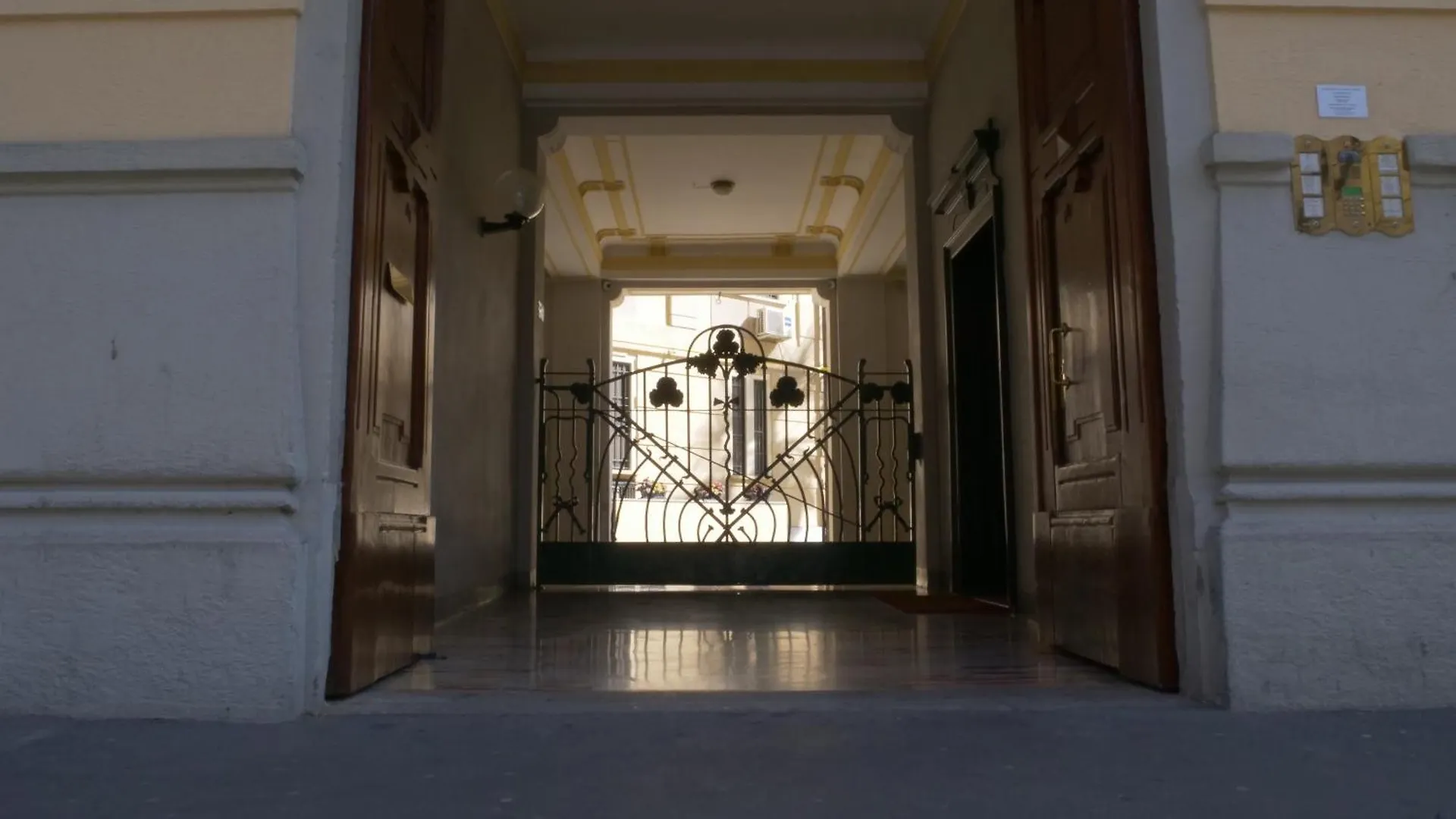 Wonderful Downtown Apartment-Hd Netflix, King-Size Bed, Two Minutes' Walk From Metro Milan Italy