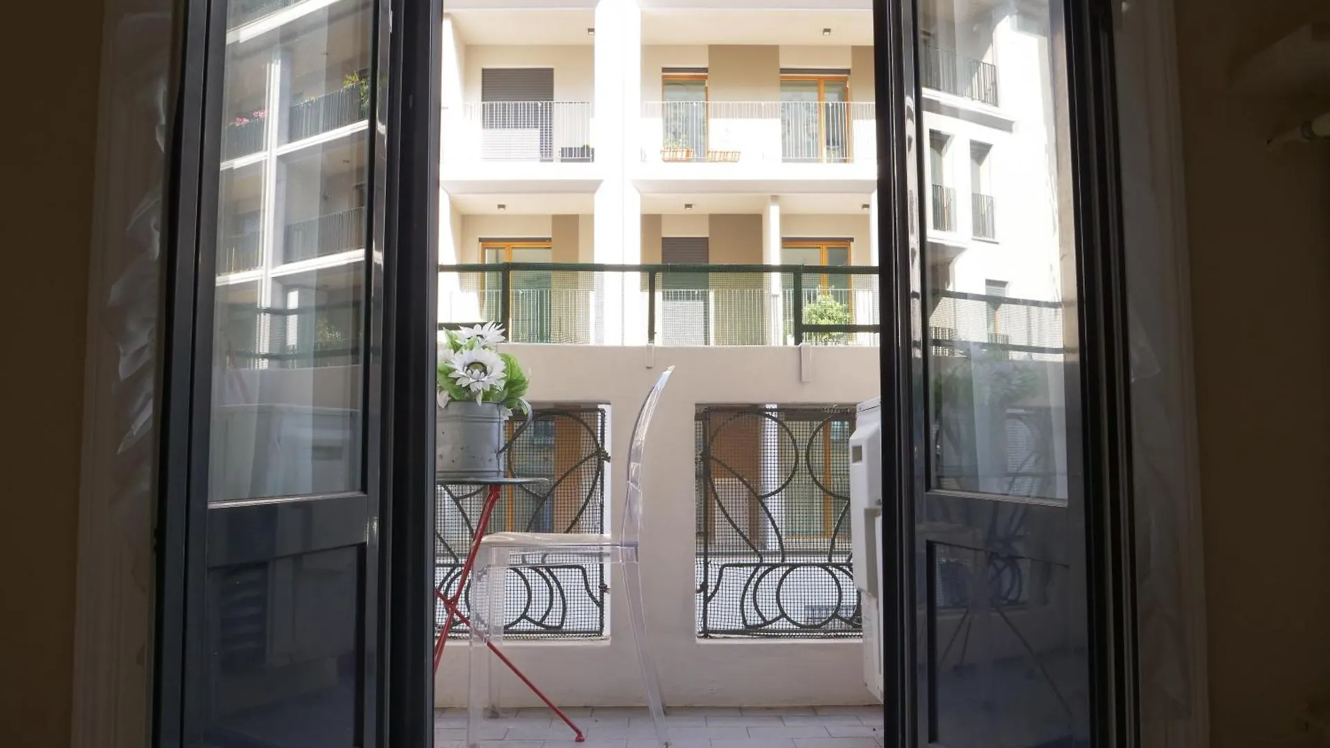 Wonderful Downtown Apartment-Hd Netflix, King-Size Bed, Two Minutes' Walk From Metro Milan 0*,  Italy