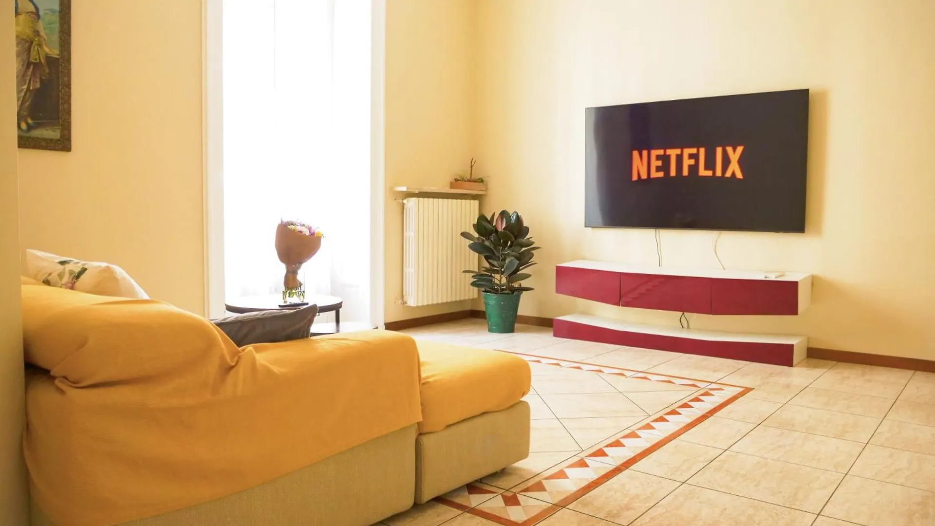 Wonderful Downtown Apartment-Hd Netflix, King-Size Bed, Two Minutes\' Walk From Metro contacts